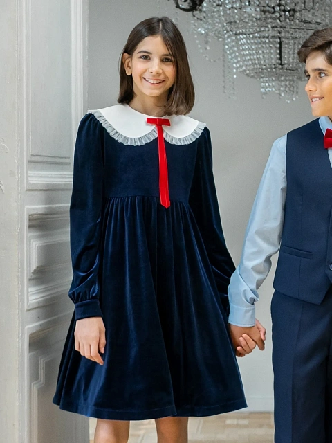 Платье из бархата со съемным воротником и брошью